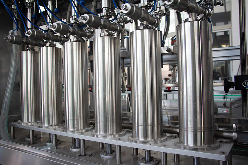 Imbottigliatrice imbottigliante liquida del profumo cosmetico automatico