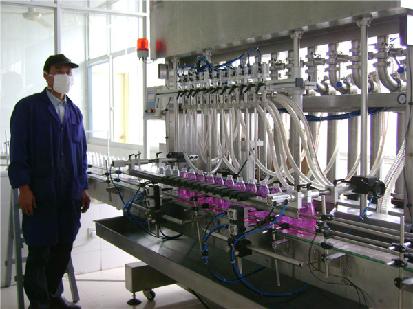 riempitrice di liquidi per bottiglie